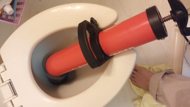 トイレつまり圧力ポンプ作業の写真