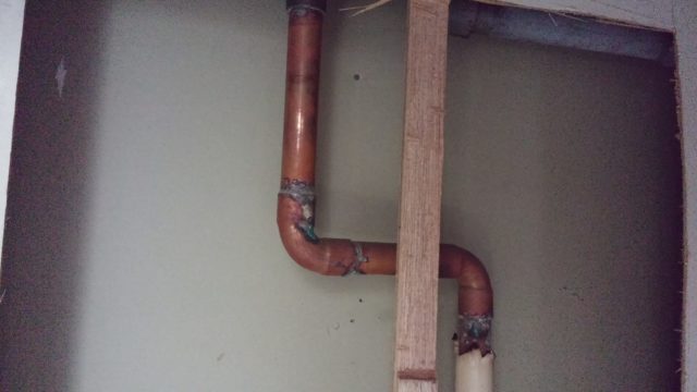 キッチン下給湯管の写真