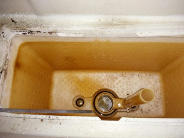 トイレ水漏れ修理タンクの写真