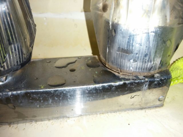蛇口水漏れ修理の写真