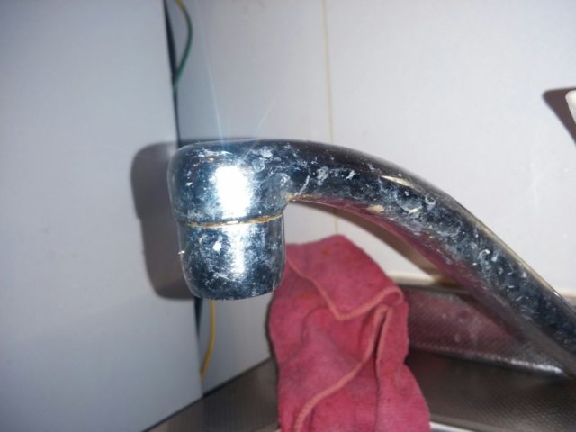 キッチン蛇口水漏れの写真