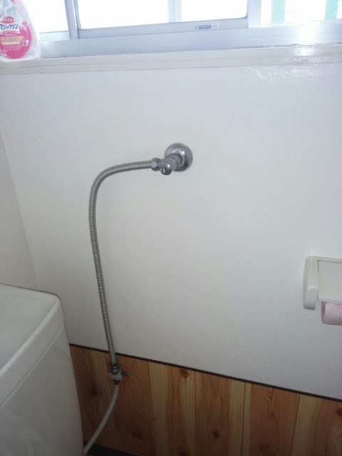 トイレ水道管水漏れの写真