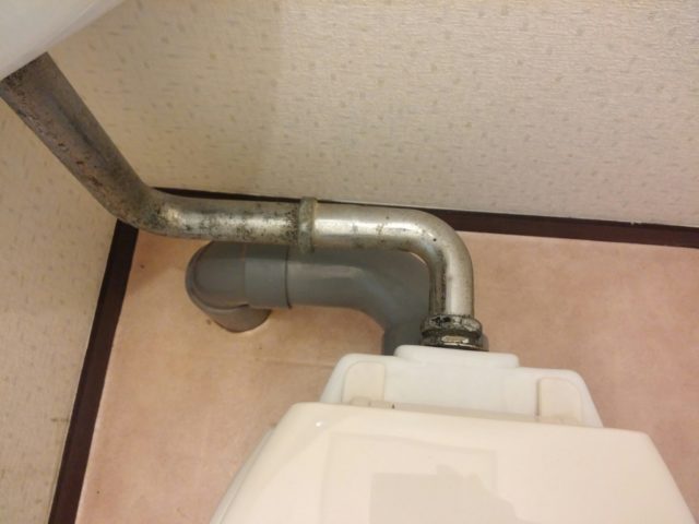 トイレ給水管水漏れ修理