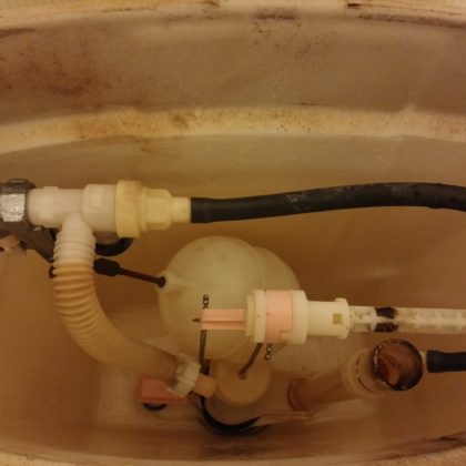 TOTOタンク水漏れの写真
